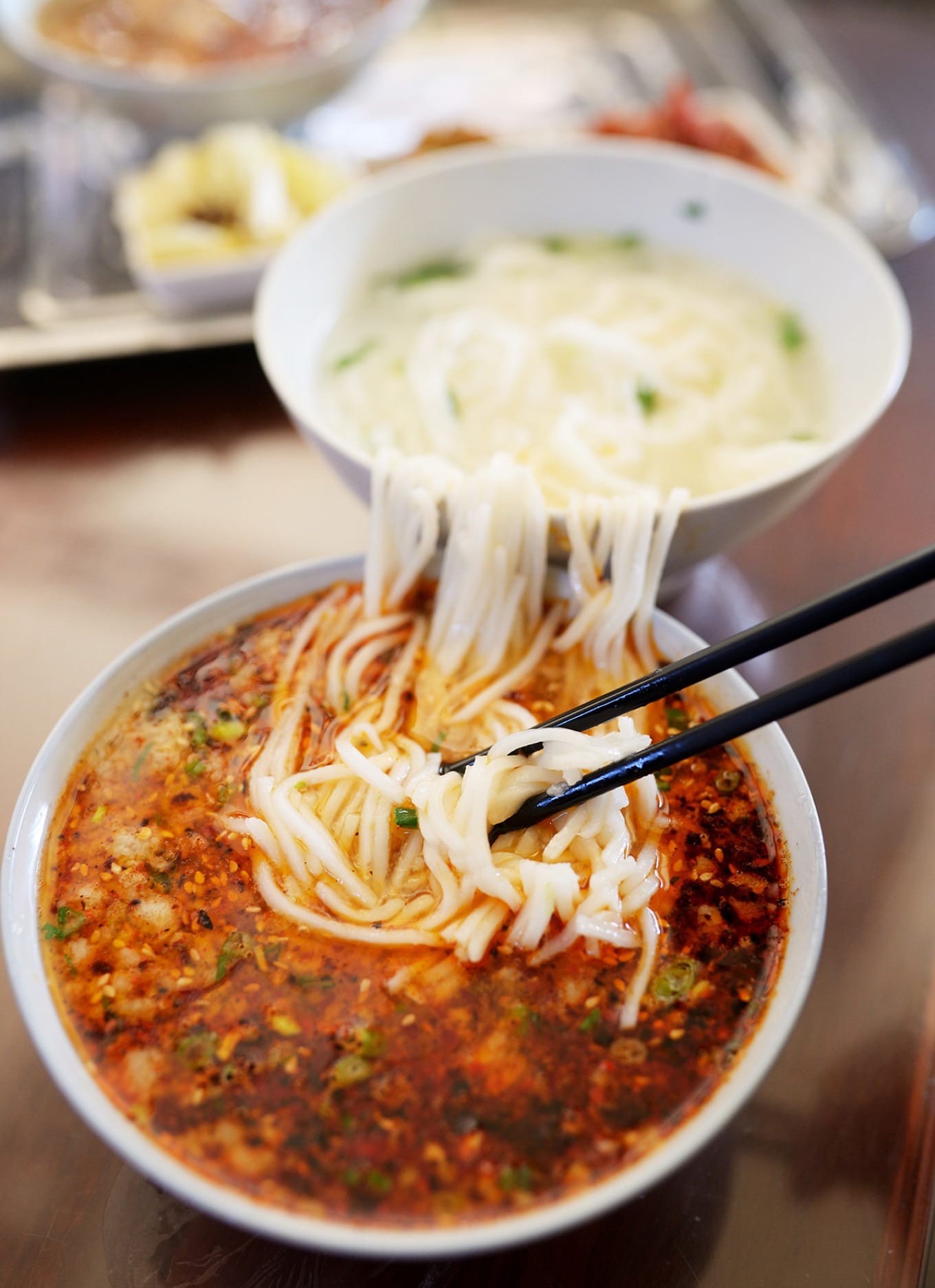 Step-by-step demonstration of eating Crossing-the-River Rice Noodles