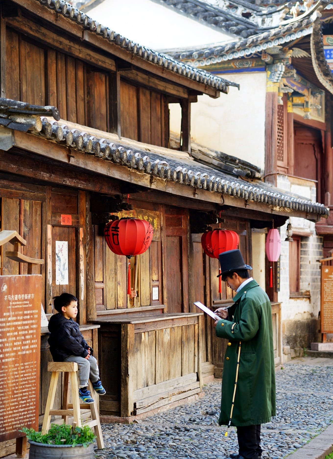 Yang Lusen creating a quick sketch portrait for a visitor
