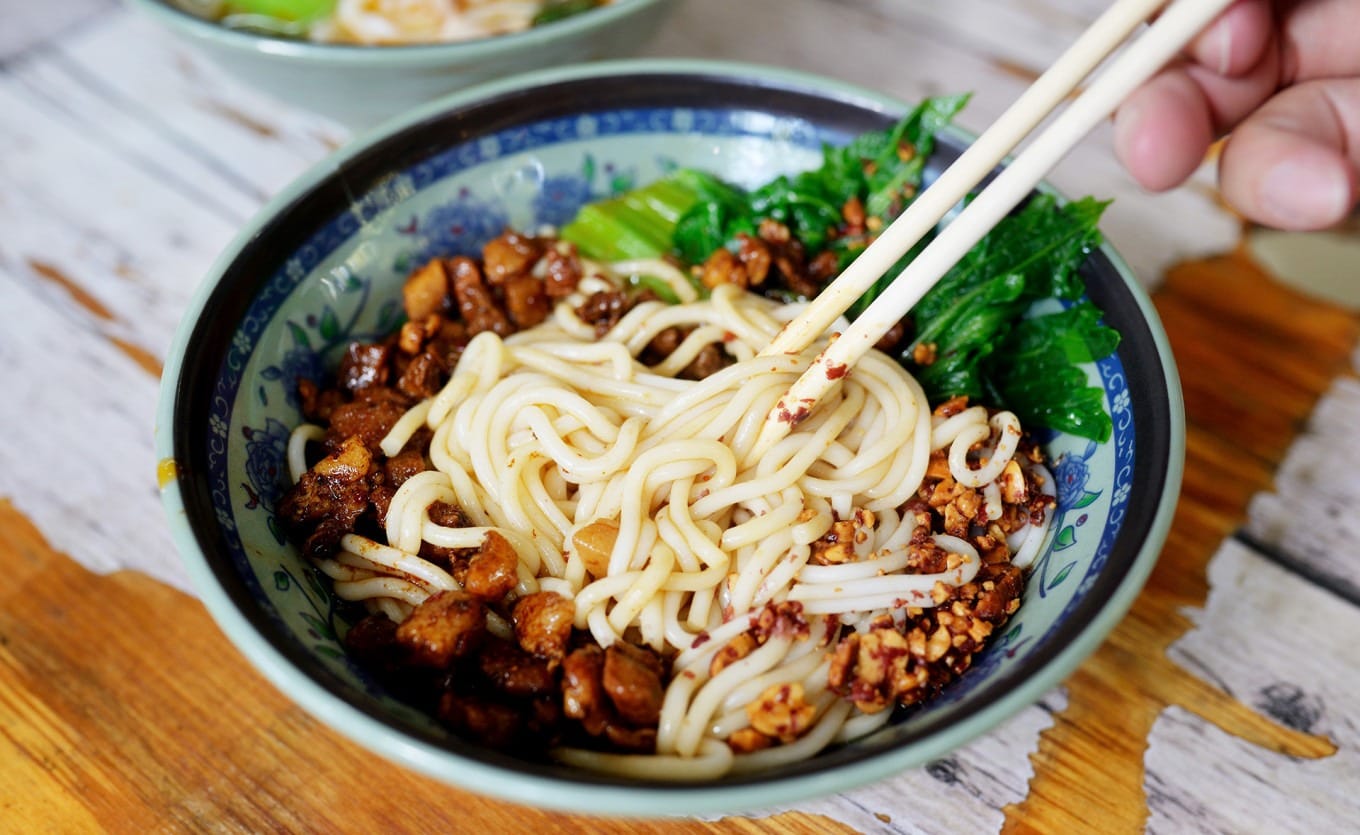 Bowl of lǔ ròu mǐ xiàn (braised pork rice noodles) served cold