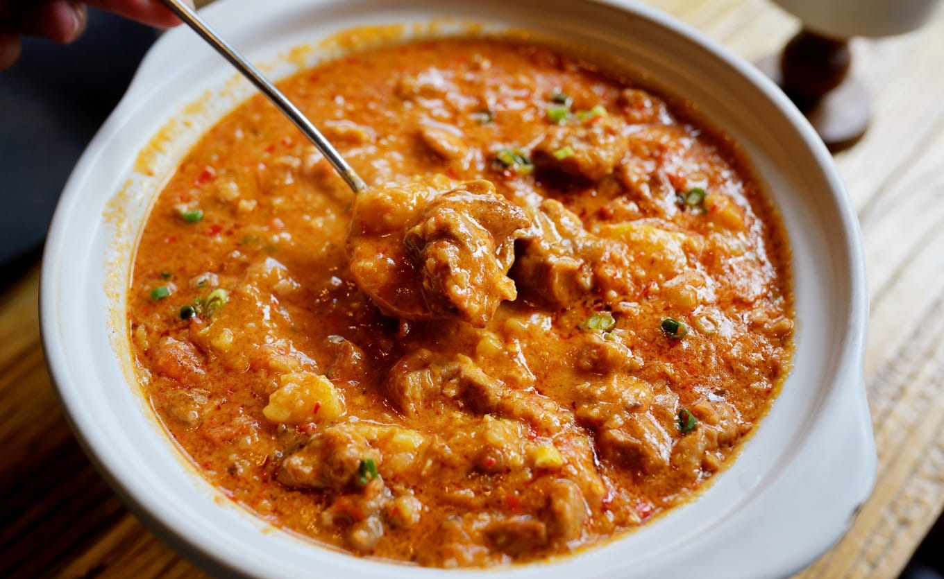 Serving of Mujiangzi Braised Chicken in a clay pot at Xibao Shangfan