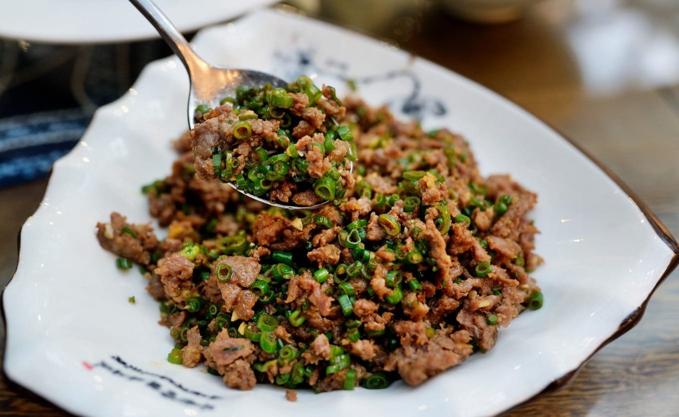 Stir-fried minced beef with chive flowers (Jiu Cai Hua Chao Niu Rou Mo)