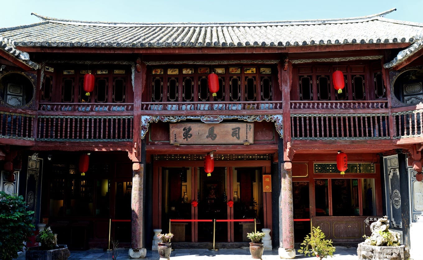 Close-up of the 'Simadi' plaque above a doorway