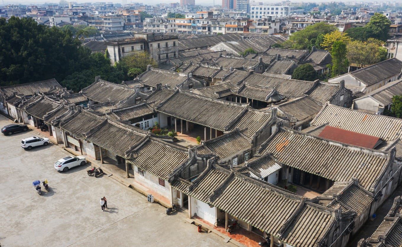 Middle Village antique market street showing Four Horses Pulling a Carriage layout