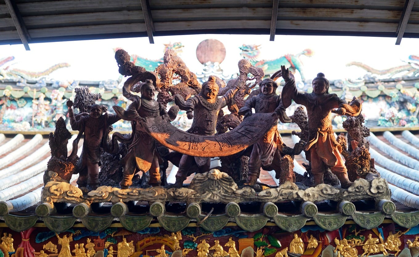 Chaoshan traditional gray sculpture and ceramic inlay decorations on Lei Shen Temple roof ridges