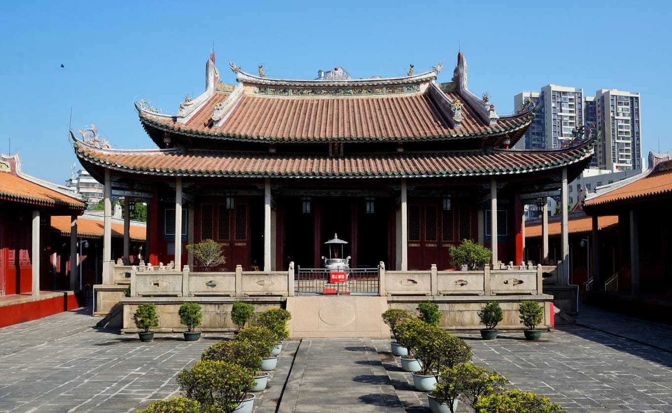 Double-eaved hip roof of Dacheng Hall showcasing traditional Lingnan architecture