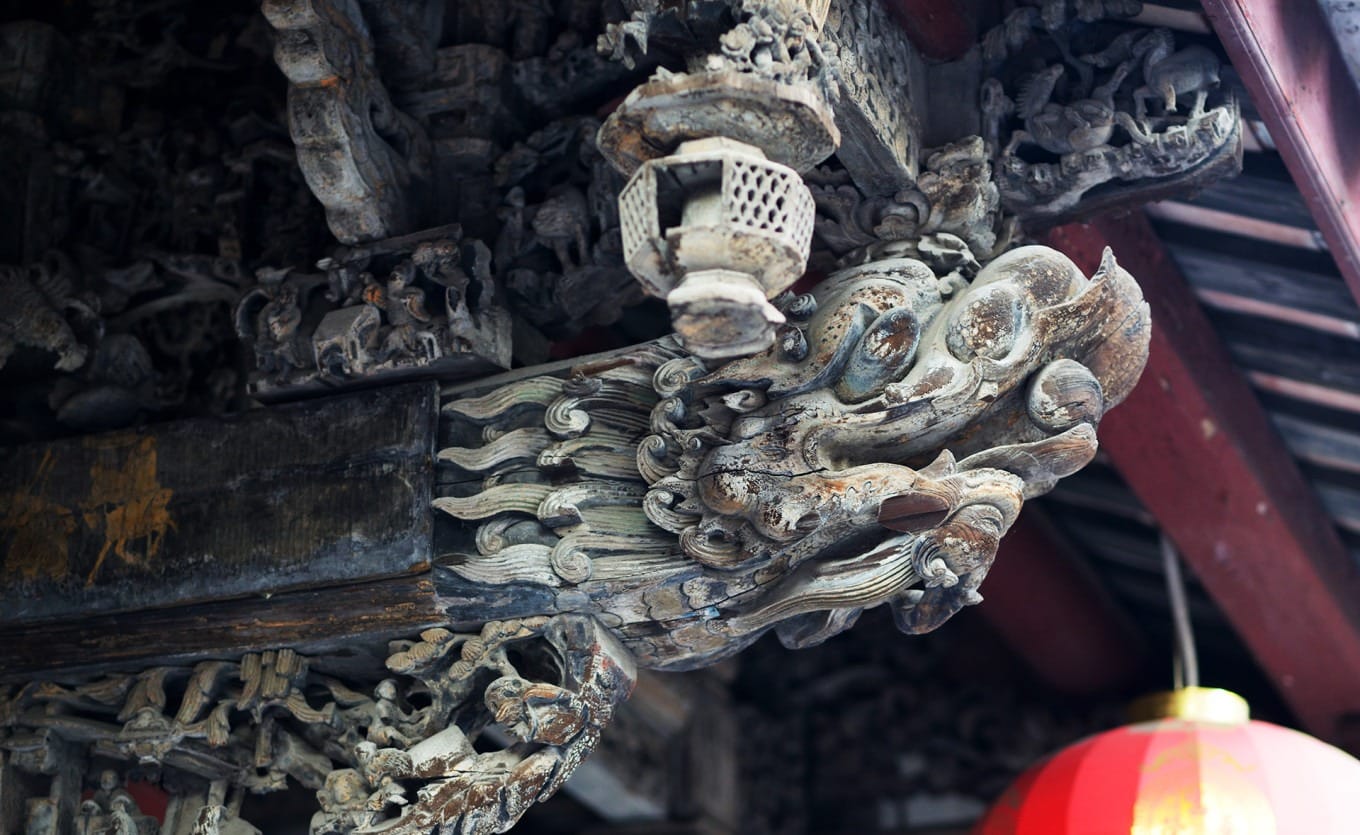 Dragon-head beam carvings extending from columns