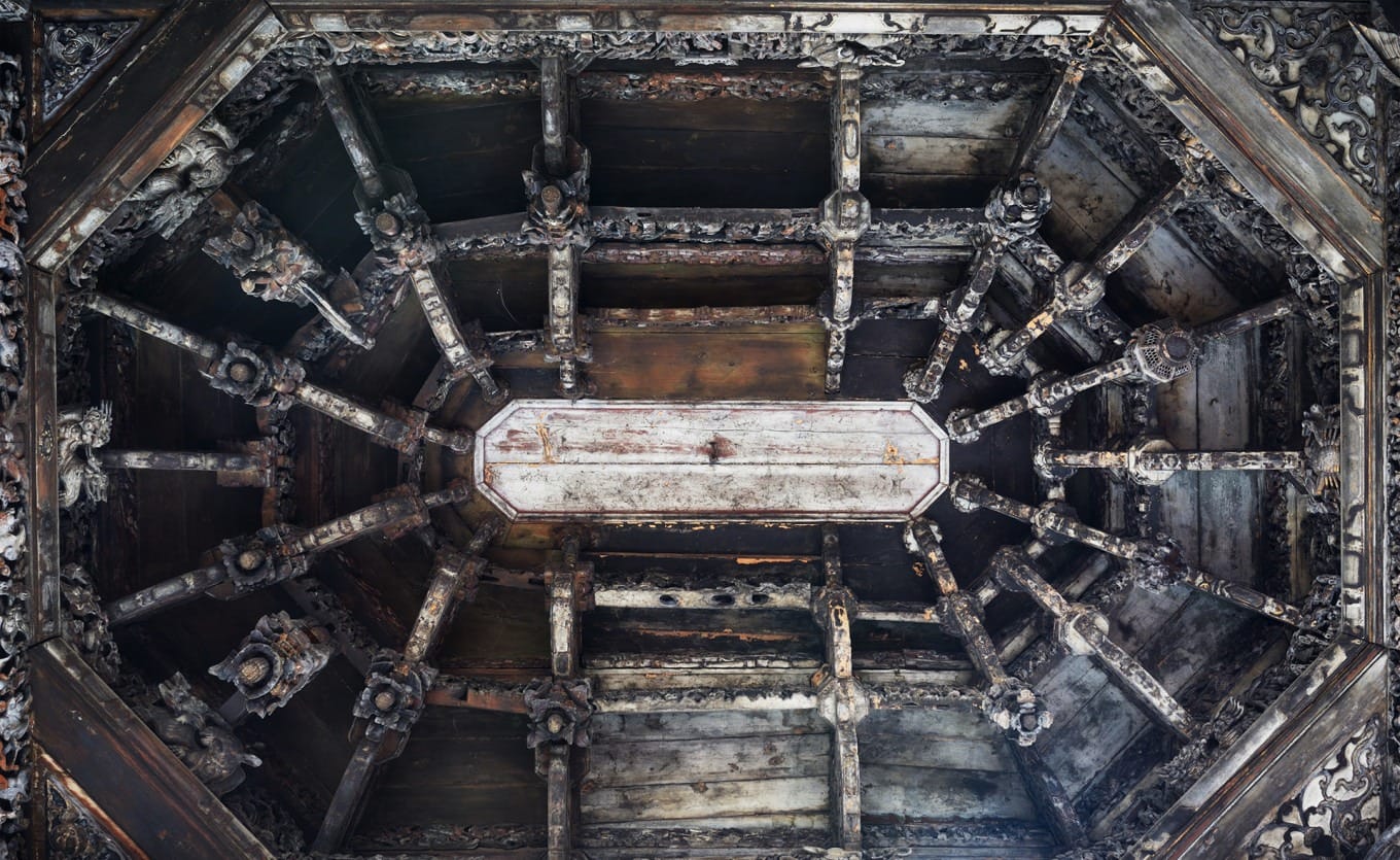 Bagua-shaped caisson ceiling with intricate carvings