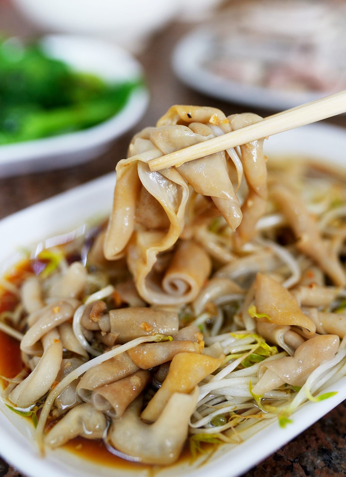 Blanched goose intestines served with soy sauce and mung bean sprouts