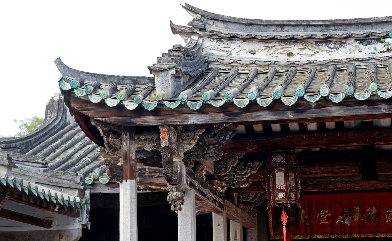 Archaeological artifacts and historical documents displayed in De'anli museum