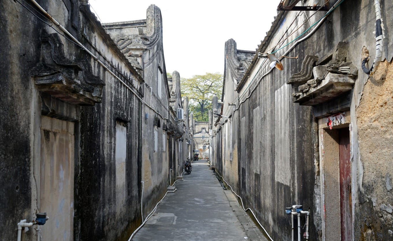Entrance to De'anli museum with visitor information signage