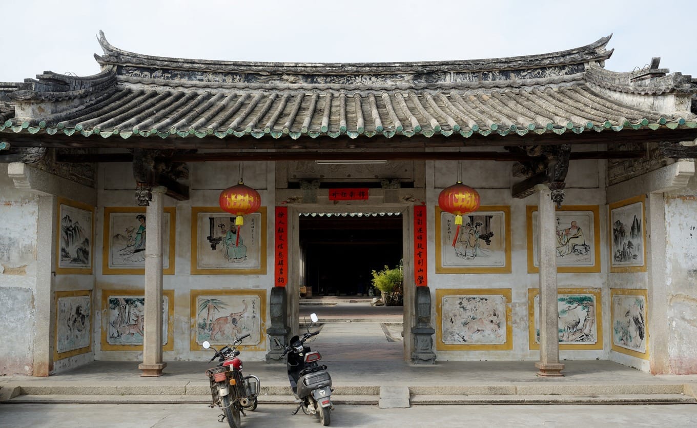 Daily life scenes in De'anli historic residential community with modern residents