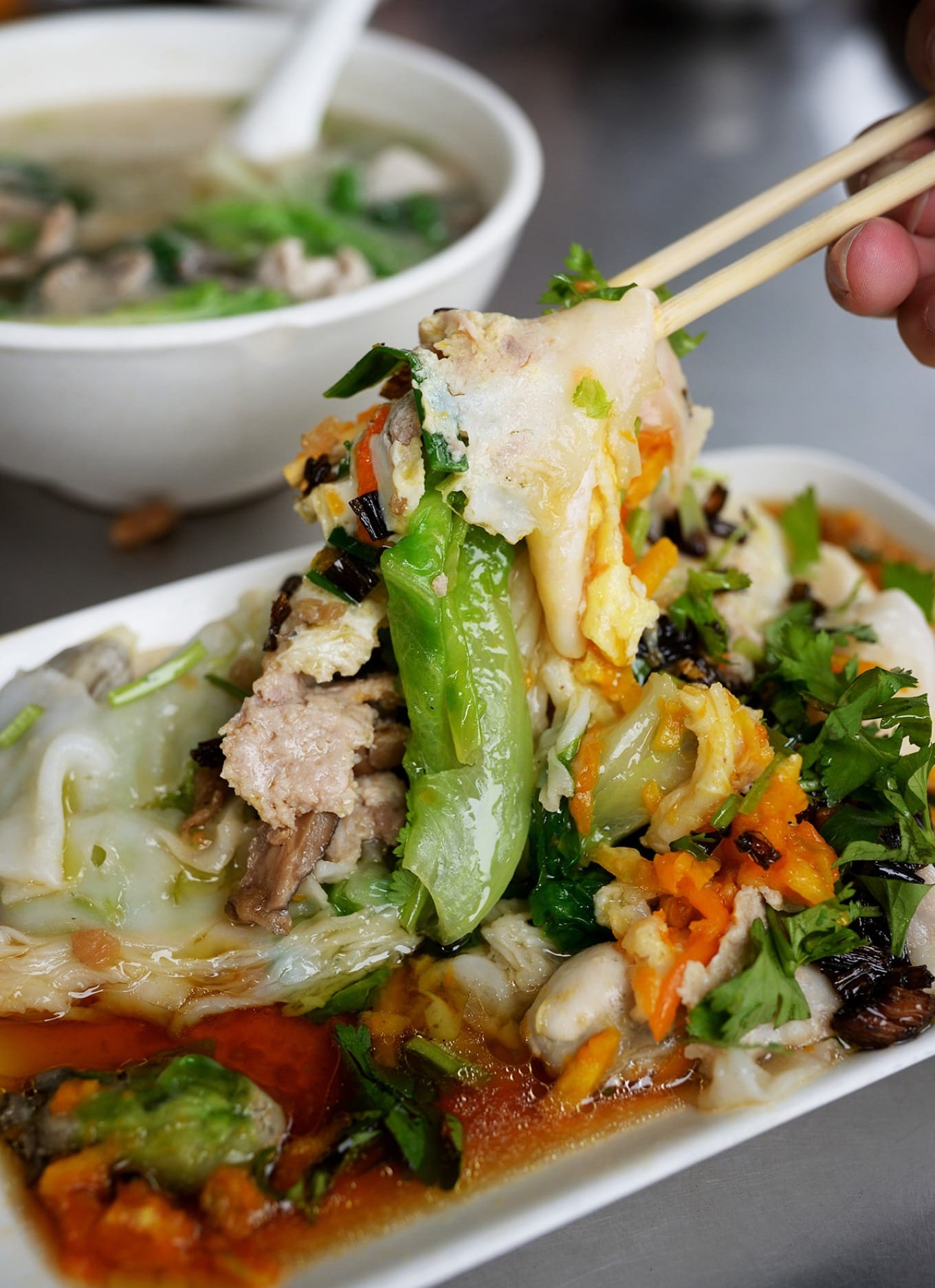 Steamed rice rolls drizzled with golden scallion oil sauce