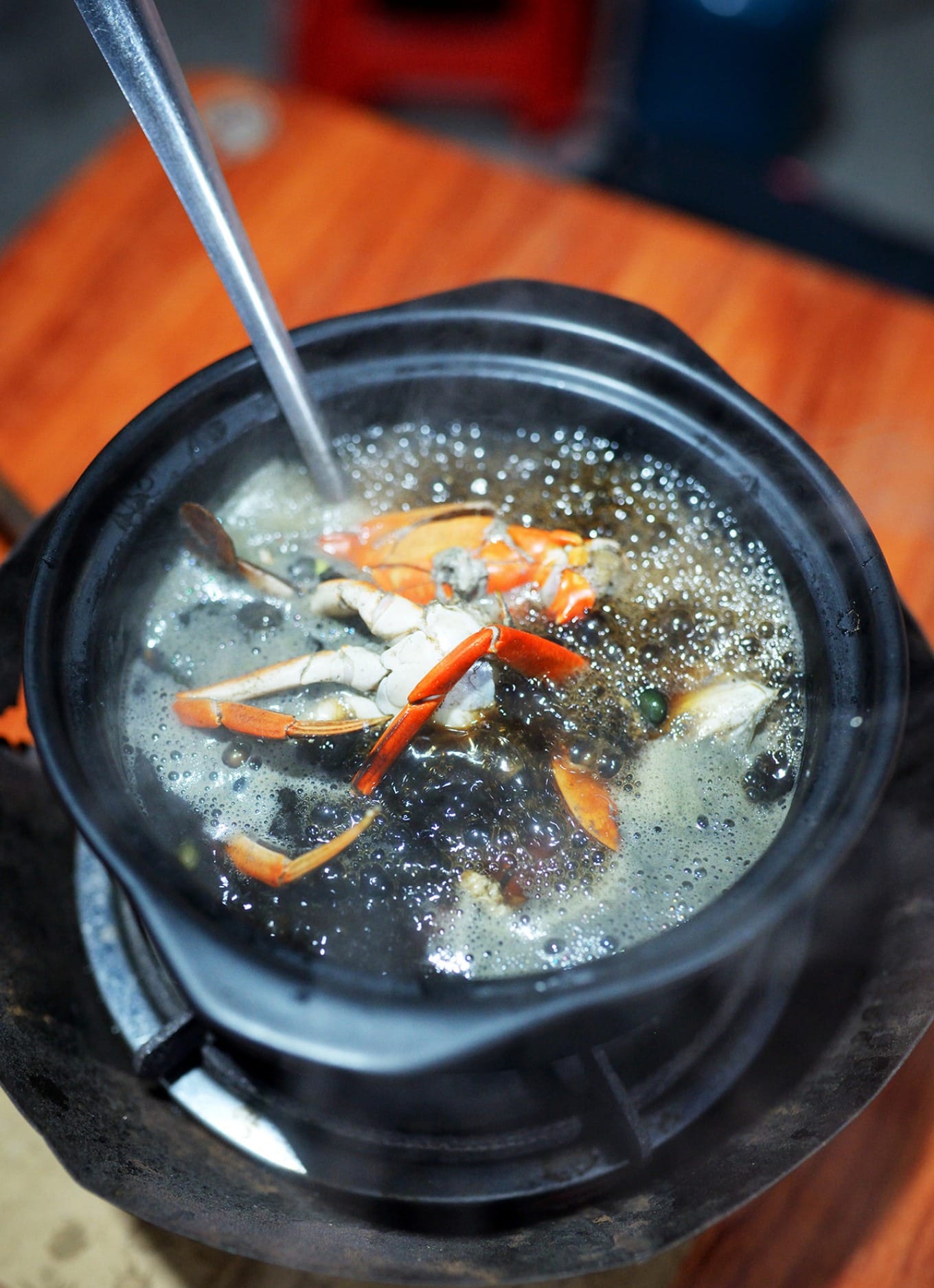 Cooked rehmannia crab with rich meat and roe on plate