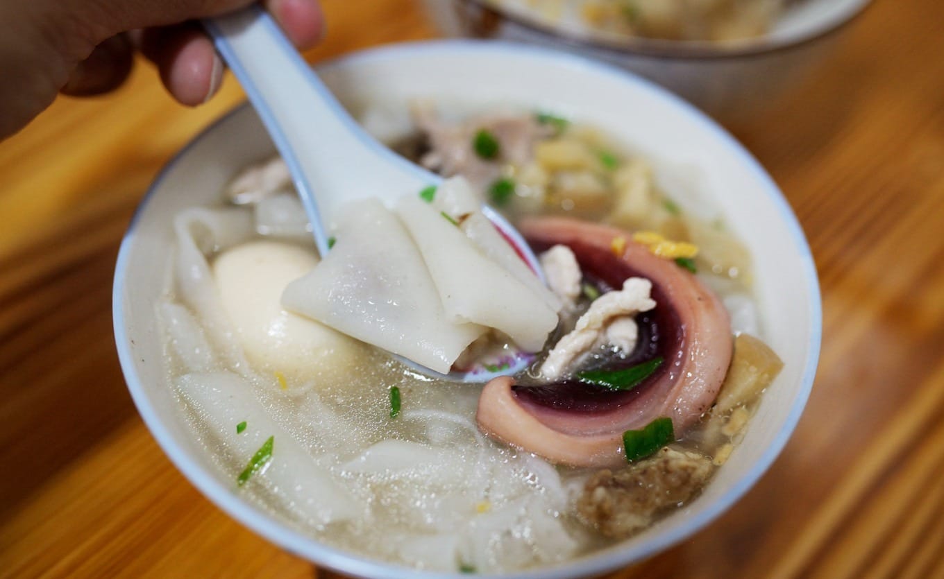 Hongyang guozhi rice sheets in broth