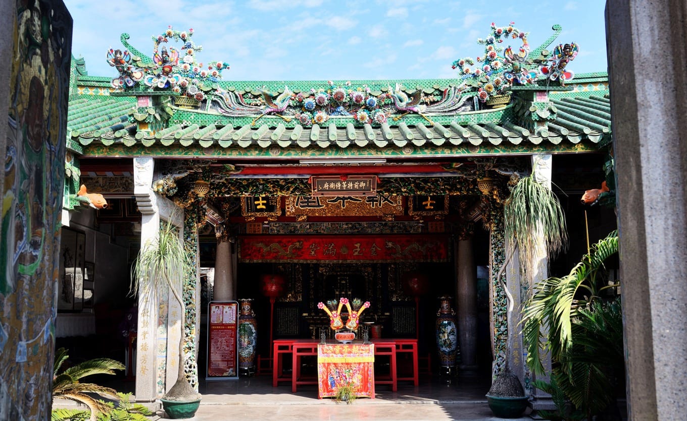 Interior plaques and Qing Dynasty stone carvings at Baoben Hall