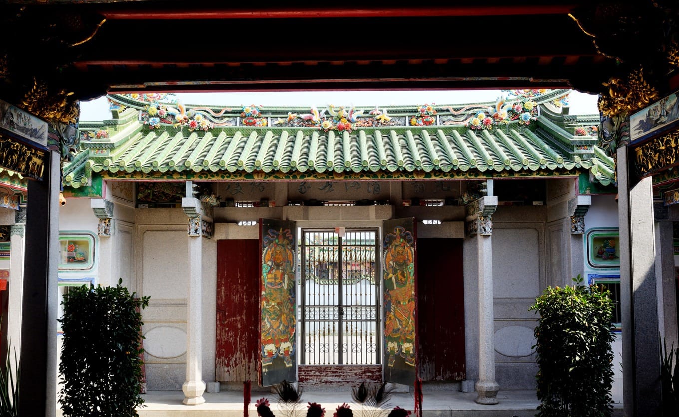 Street scene with traditional Chaoshan architecture details