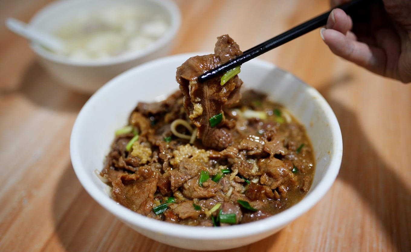 Beef lo mein with slices of tender beef covering the noodles completely