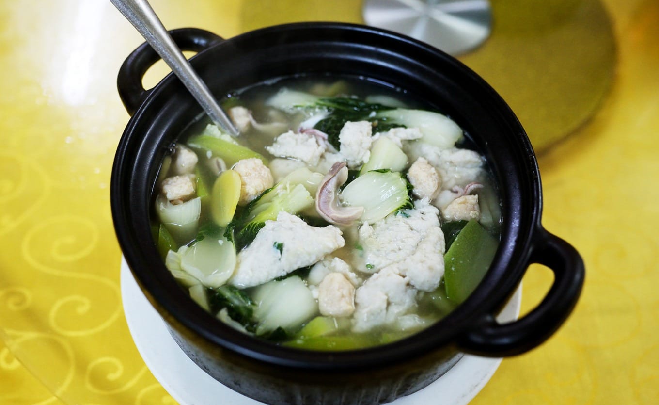 Mixed Vegetable Pot with rich ingredients at Xinwan Feiyi Chicken Pot