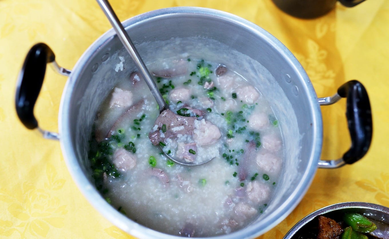A steaming bowl of Zhongji's pork offal porridge