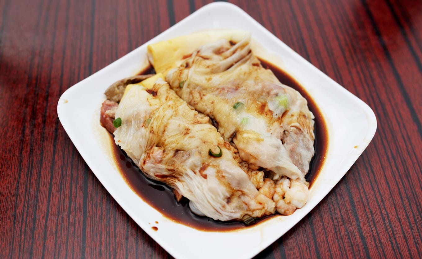 A close-up of the assorted cheong fun with various fillings