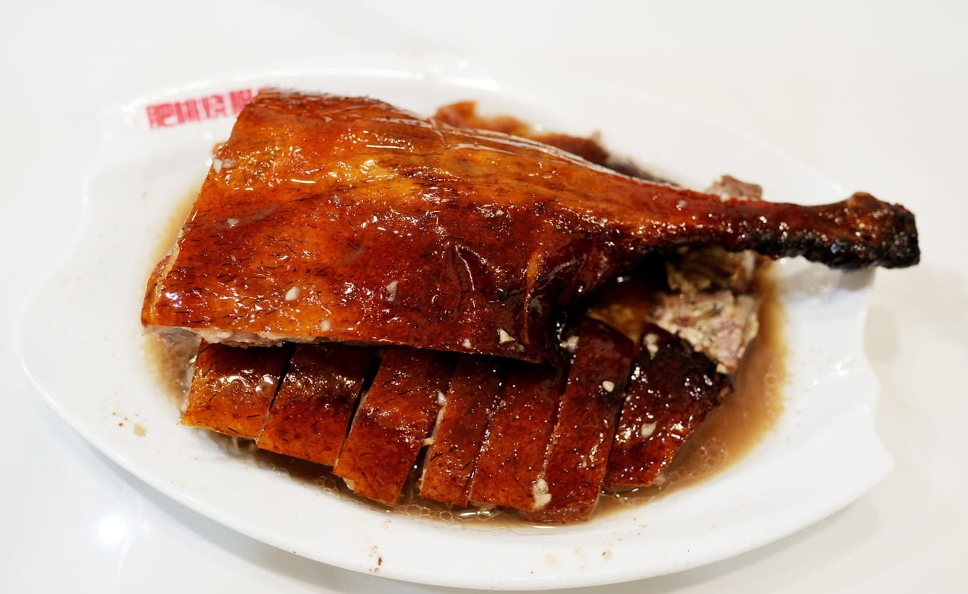 The process of roasting goose with charcoal at Feitao Roast Meat Restaurant