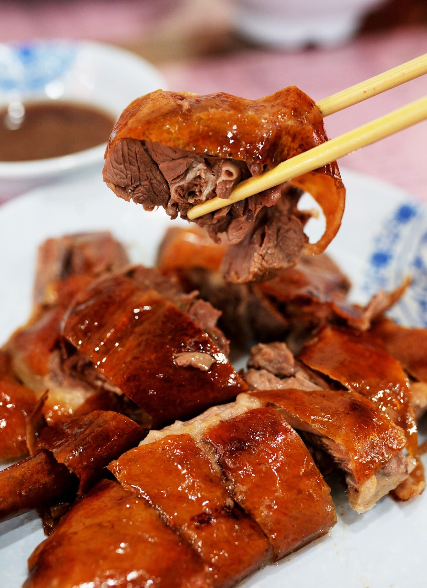A customer enjoying the roasted goose at Gongji