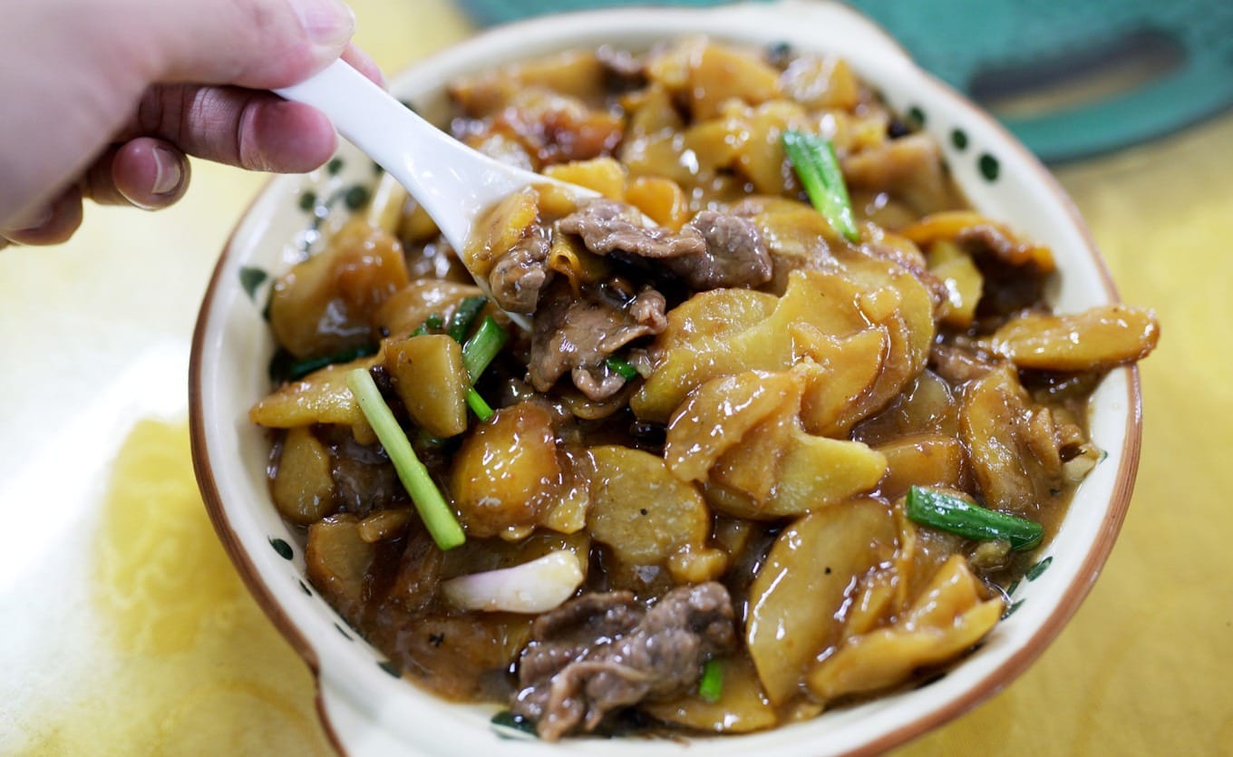 Sponge Gourd Stir-fried with Clam Meat, a fresh water town dish