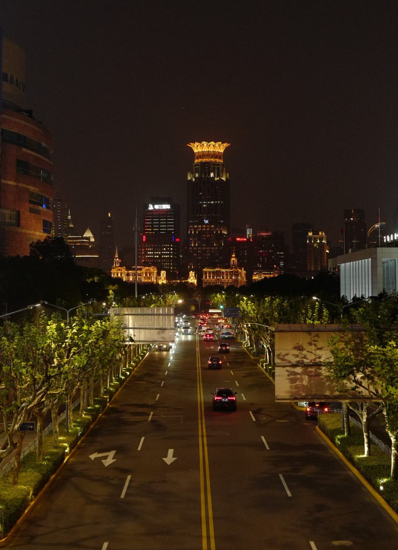 Classic front-view photograph of the Oriental Pearl Tower with its distinctive spheres