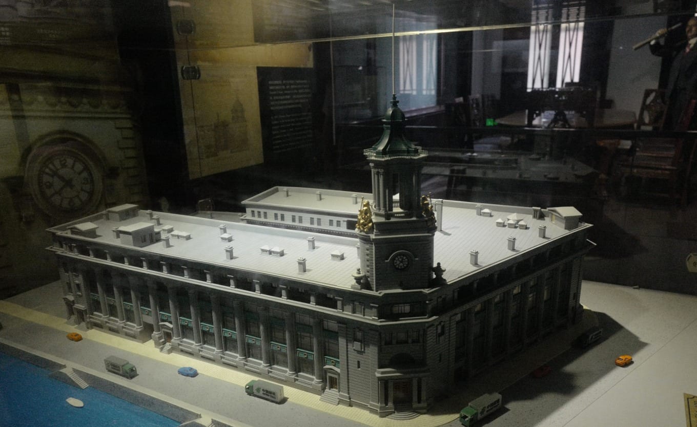 Architectural model showing the C-shaped layout of the Postal Museum building