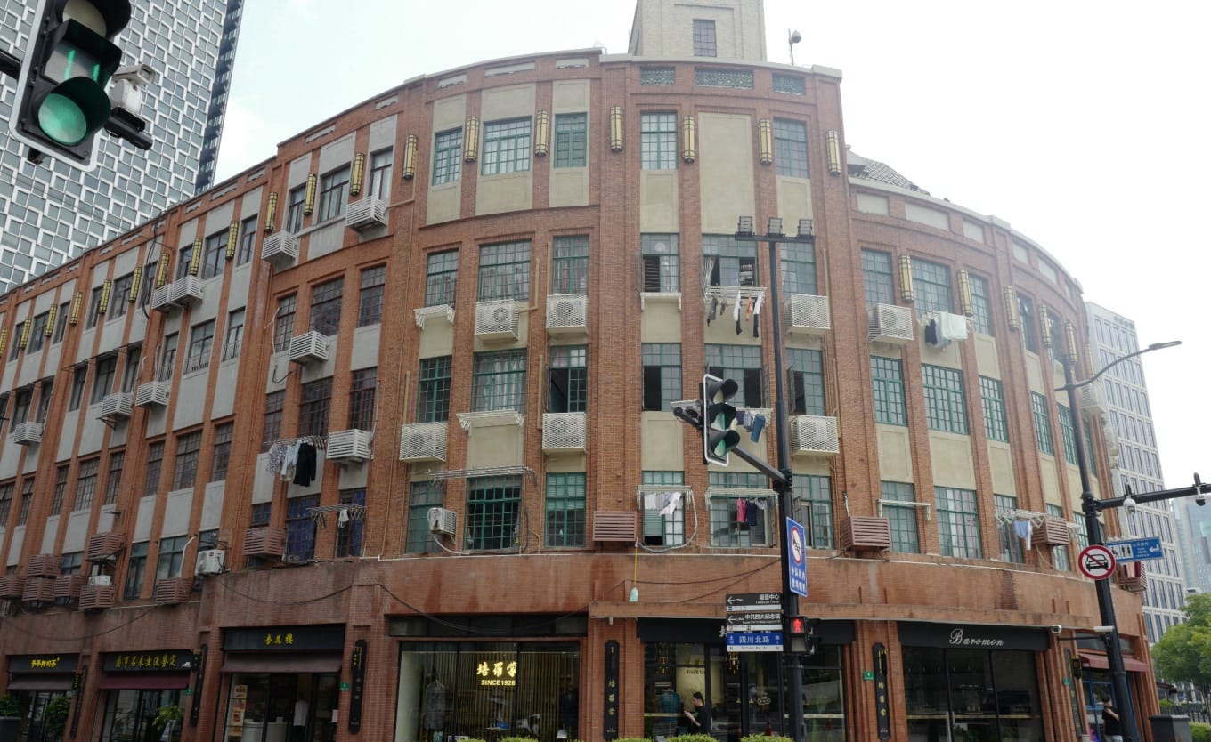 Residential buildings with laundry hanging from windows near the museum
