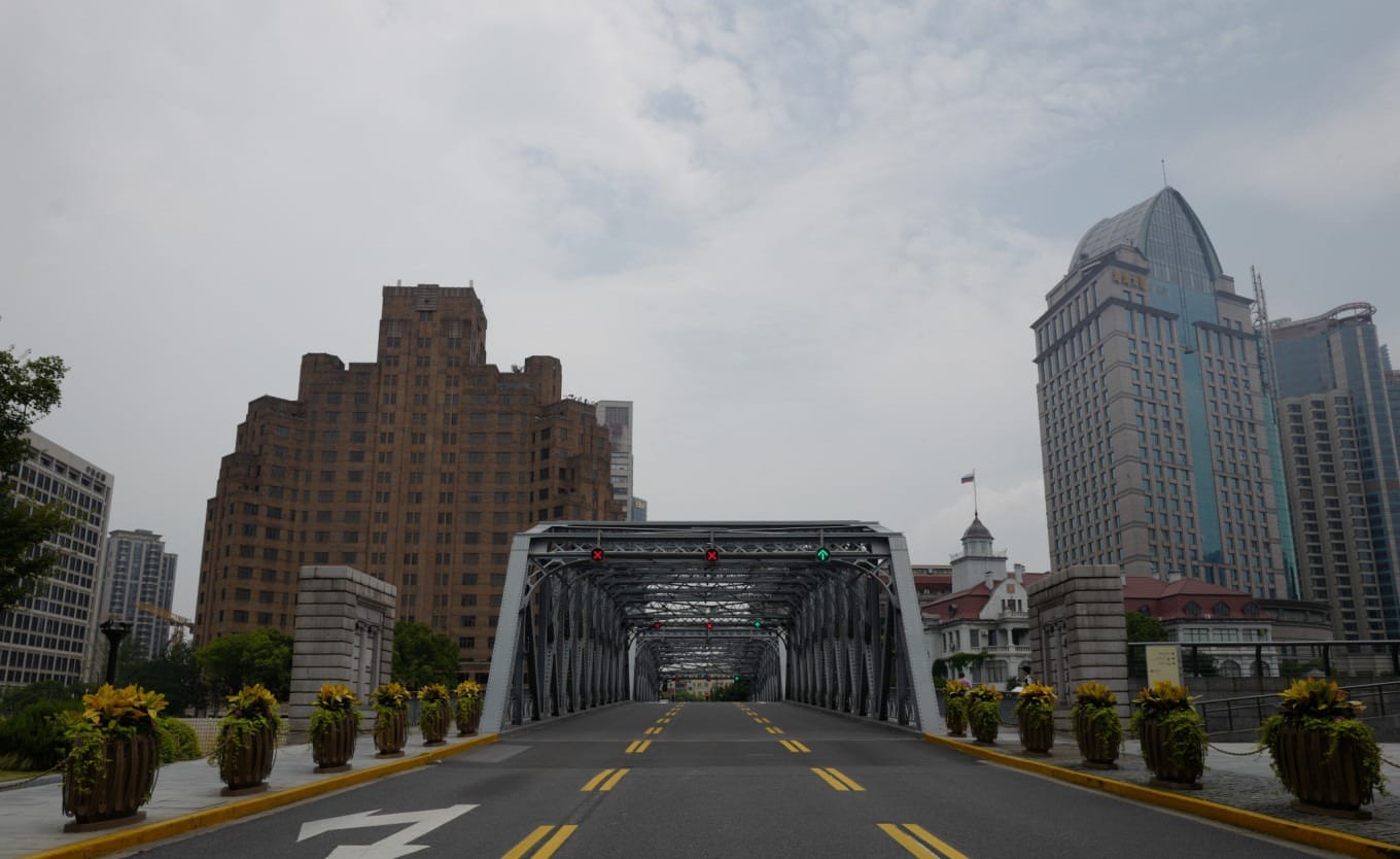 Dramatic scene recreation from Romance in the Rain television series