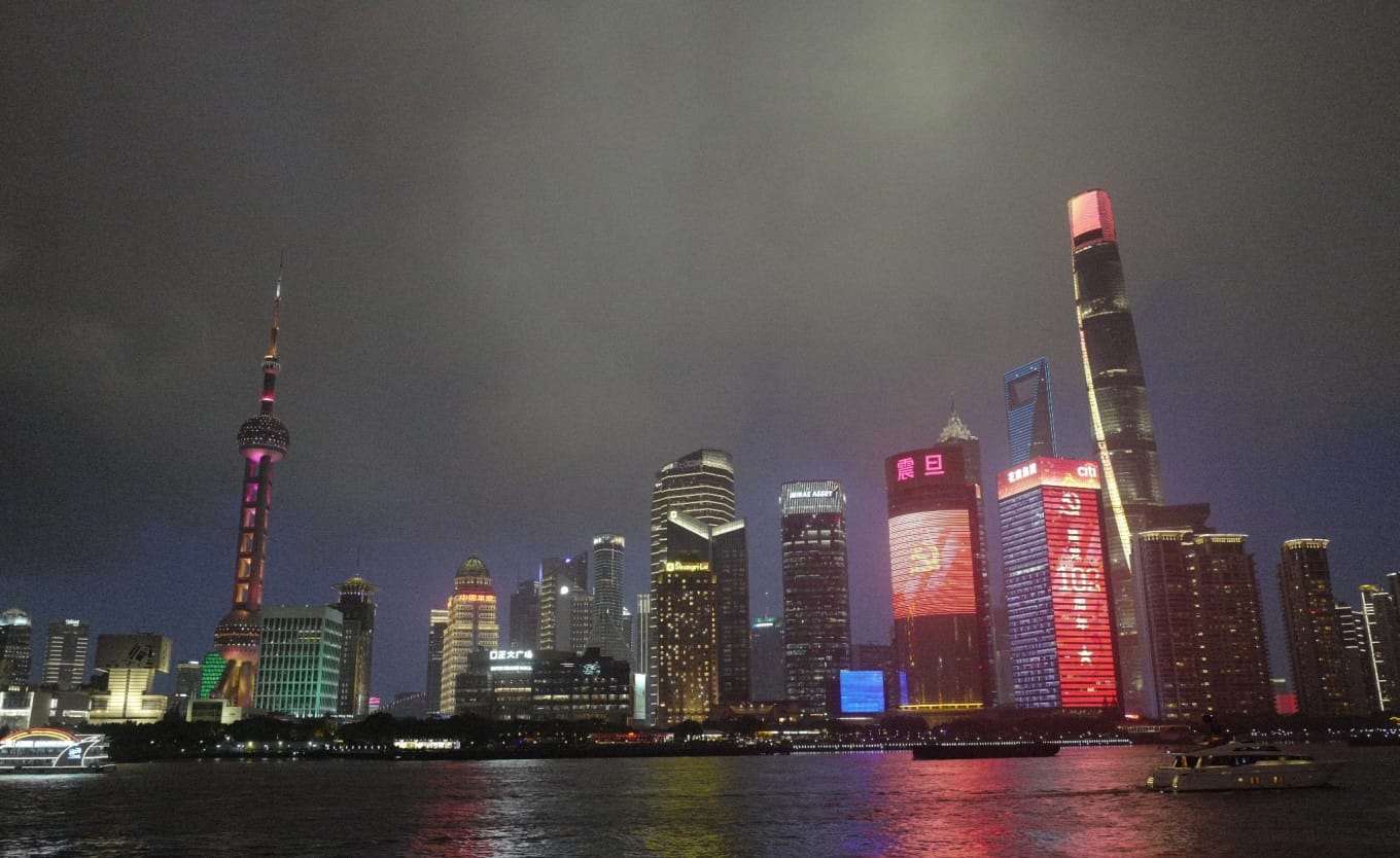 Crowded observation deck on the Bund with people waiting for the Pudong skyline lights