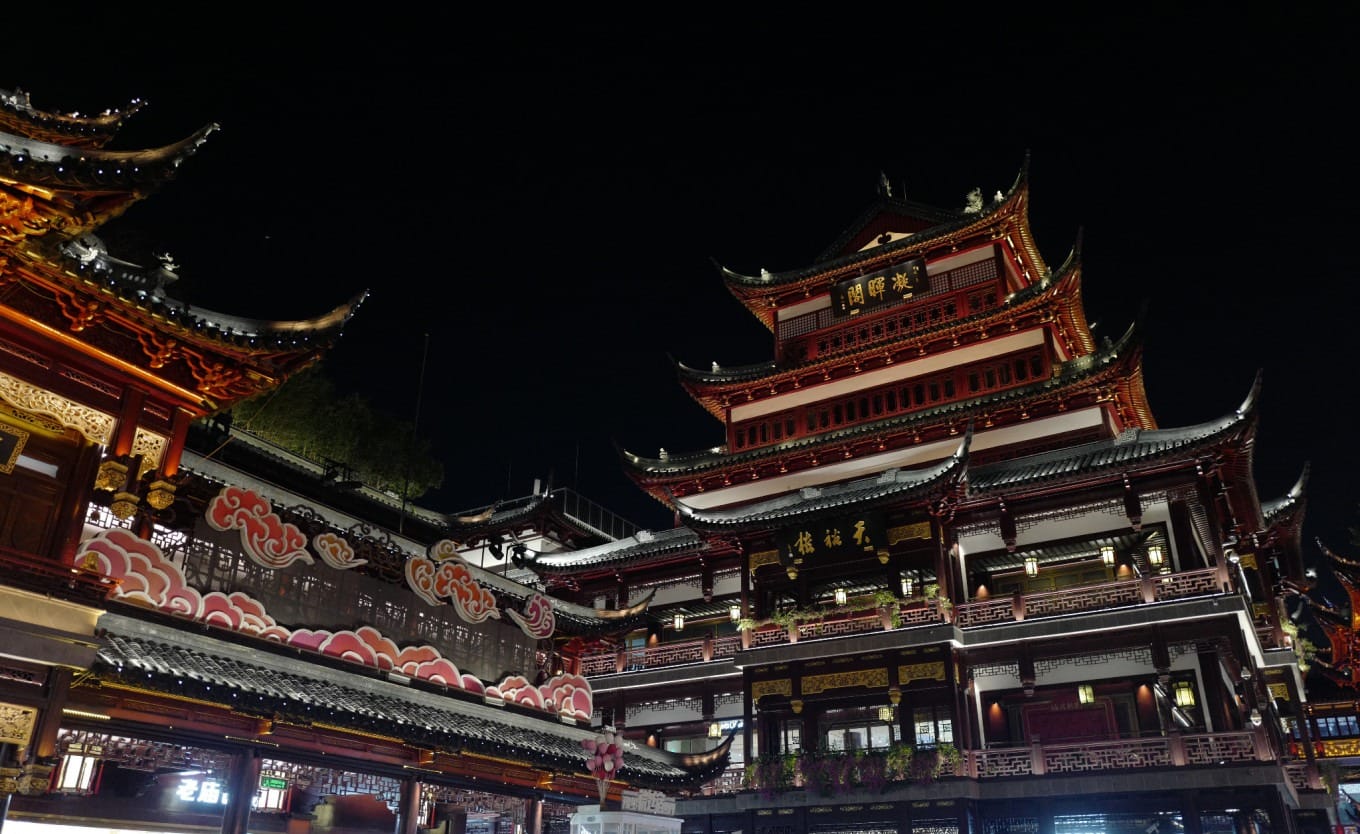 Exterior of a gold and jewelry shop at Chenghuangmiao Square