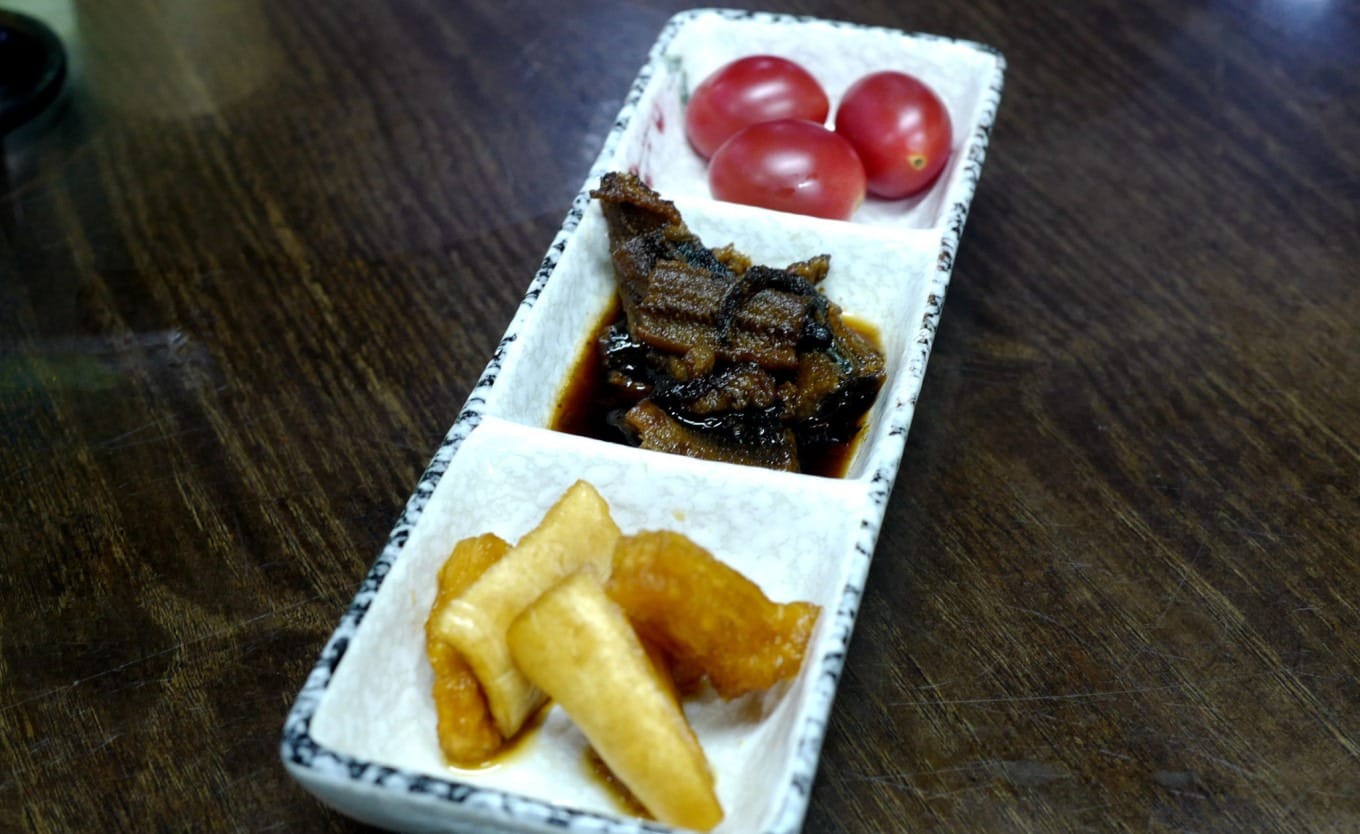 Additional side dishes and condiments served at Yuxingji