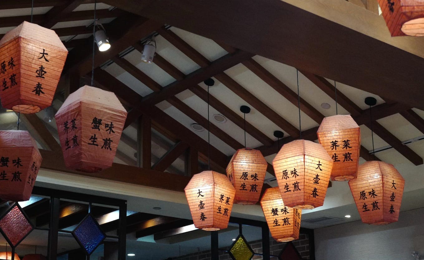 Steaming basket of pan-fried buns at Da Hu Chun