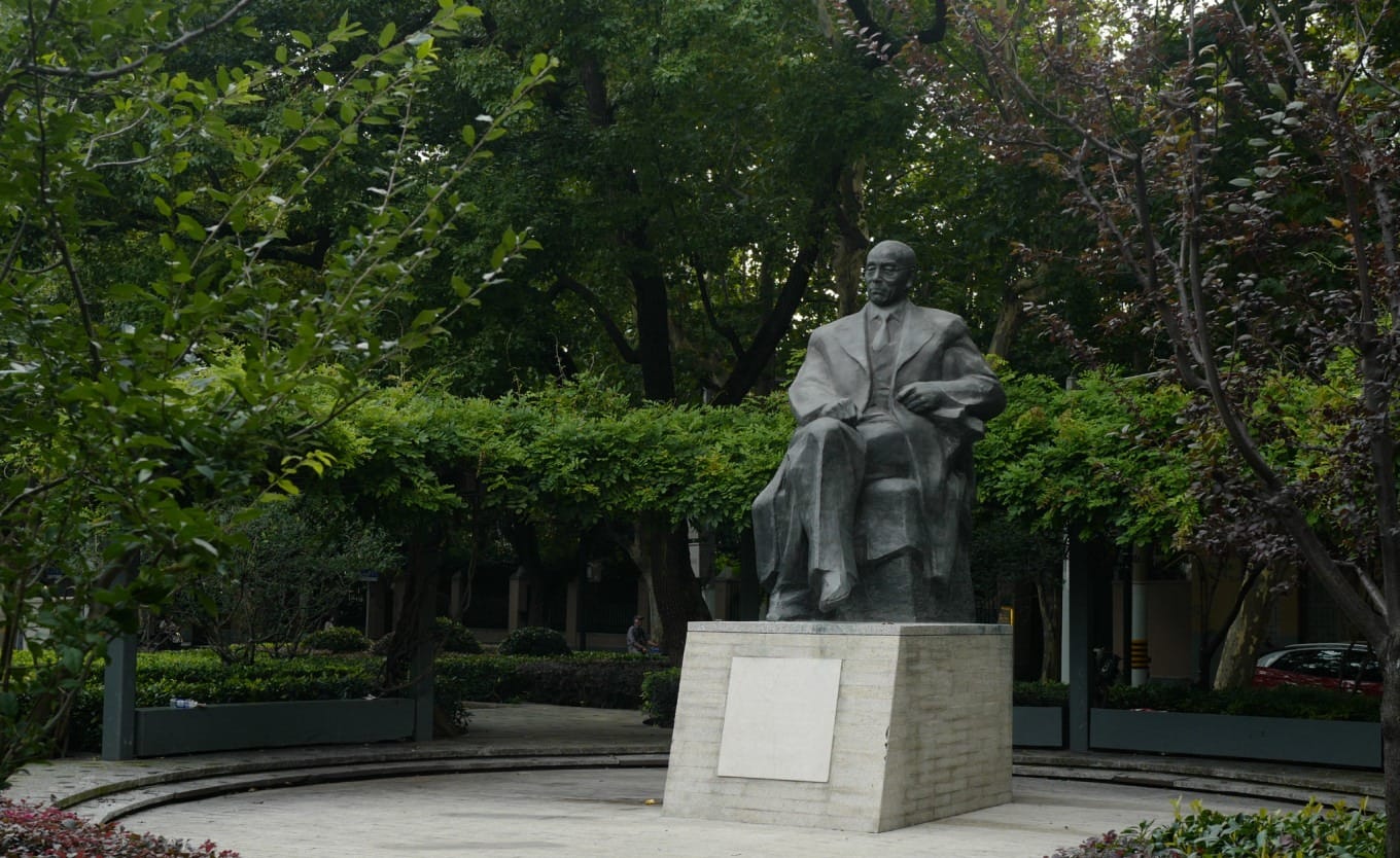 Street sign at the intersection pointing to Fumin Road