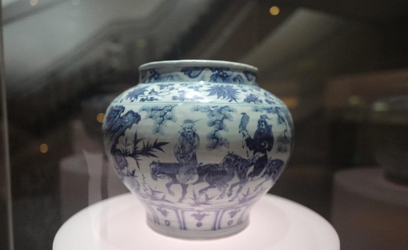 Detailed side view of the blue-and-white jar depicting Wang Zhaojun