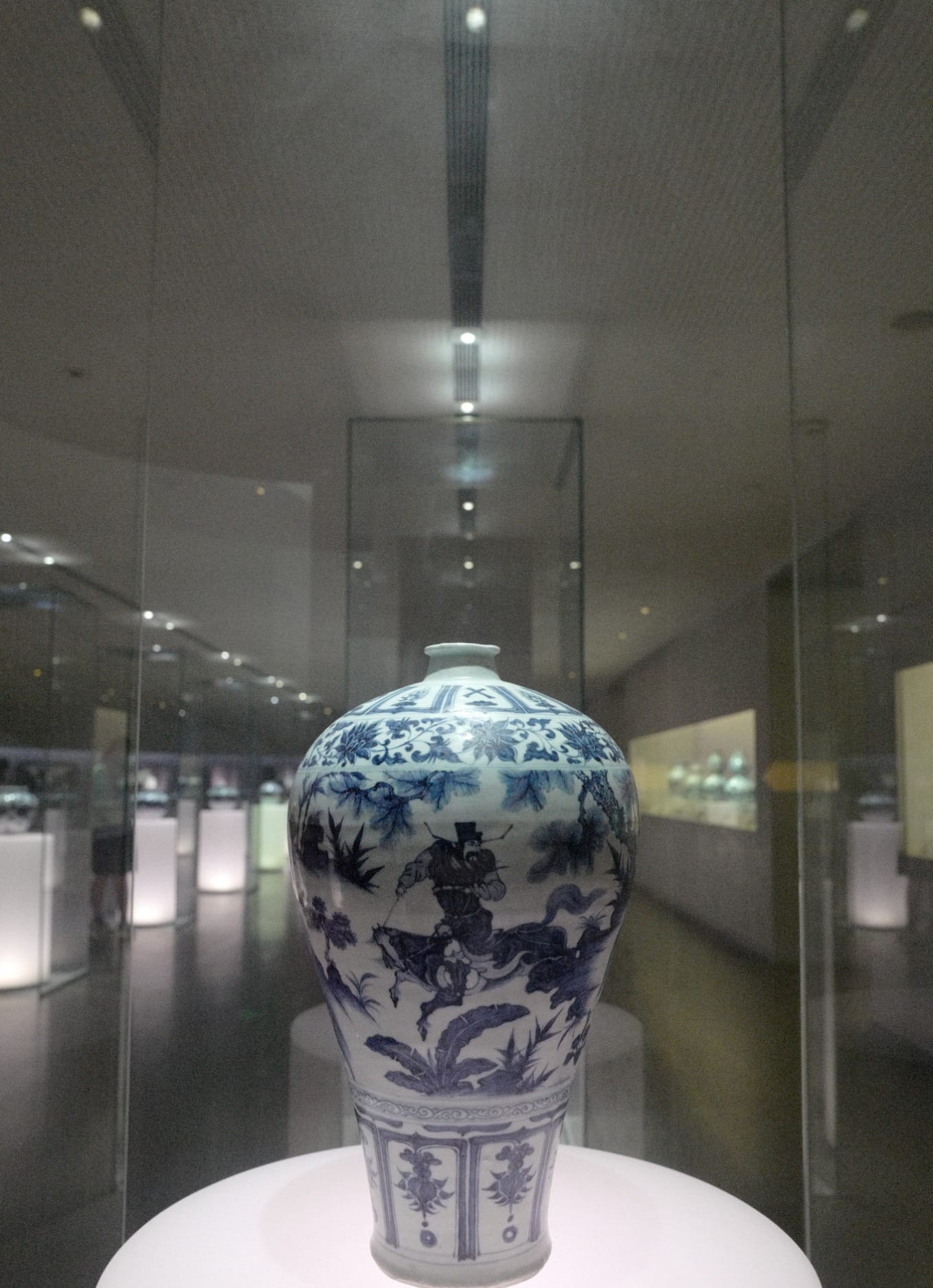 Yuan Dynasty blue-and-white Meiping vase depicting Xiao He chasing Han Xin