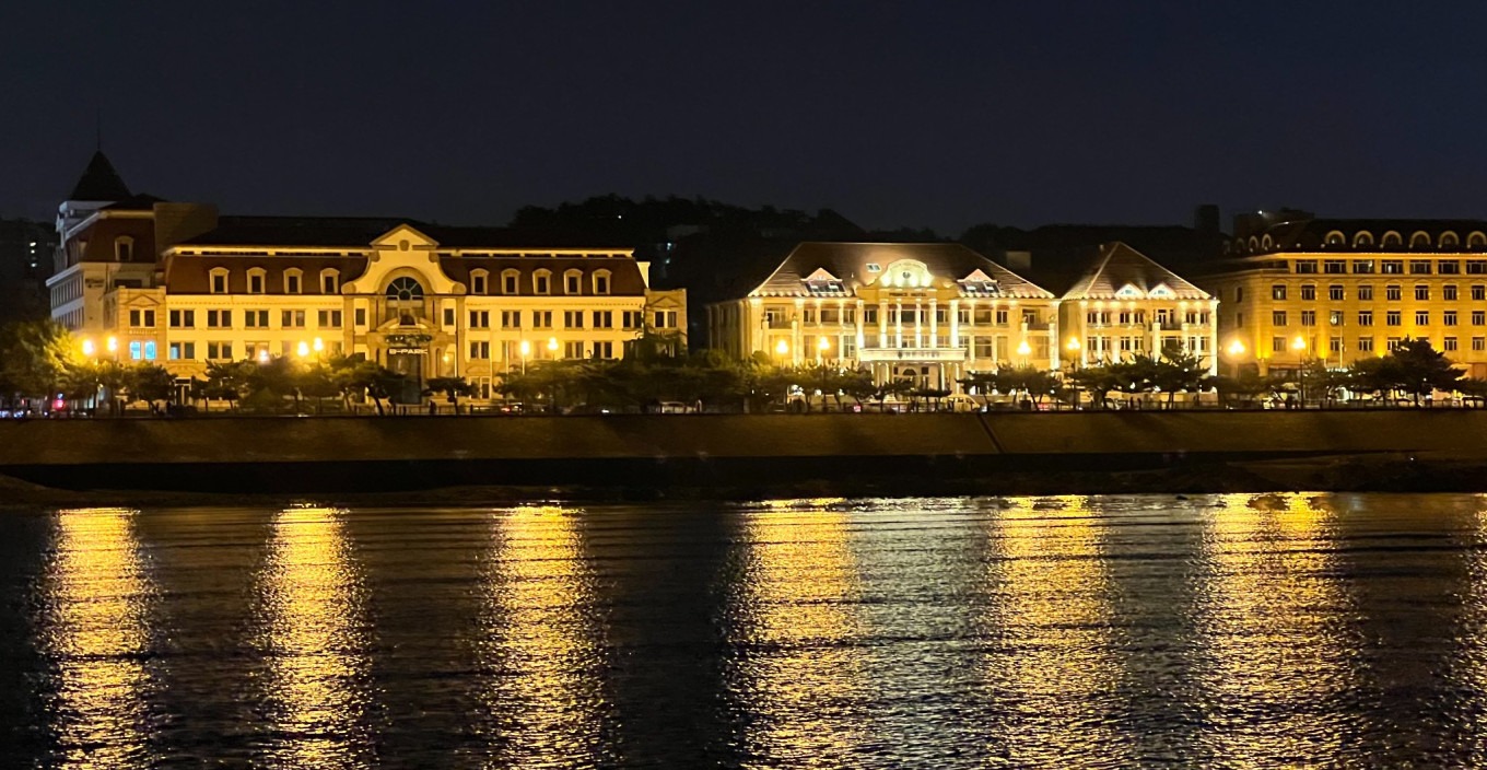 Night view of Zhanqiao Pier with illuminated Huilan Pavilion