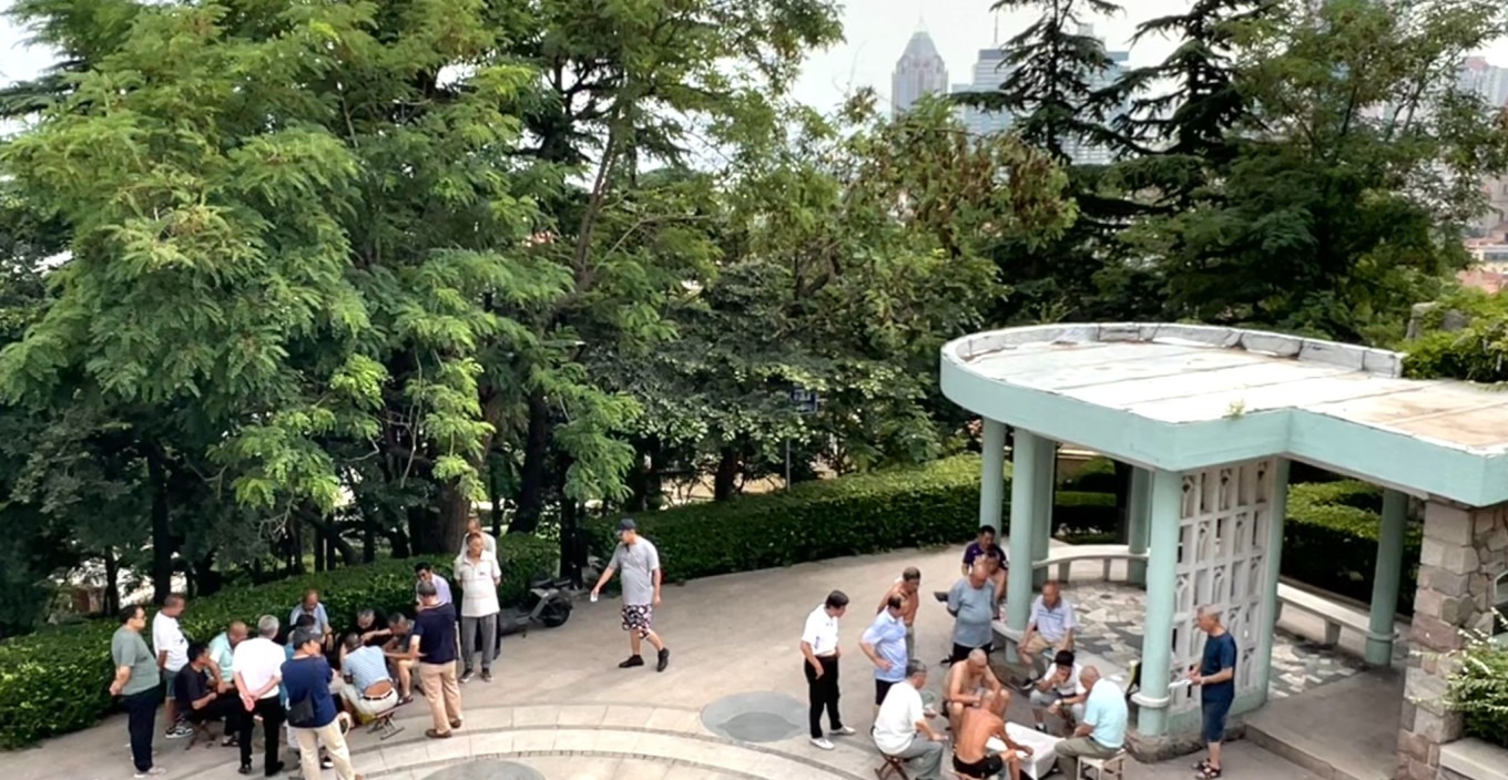 Elderly people playing chess at Guanxiangshan Park