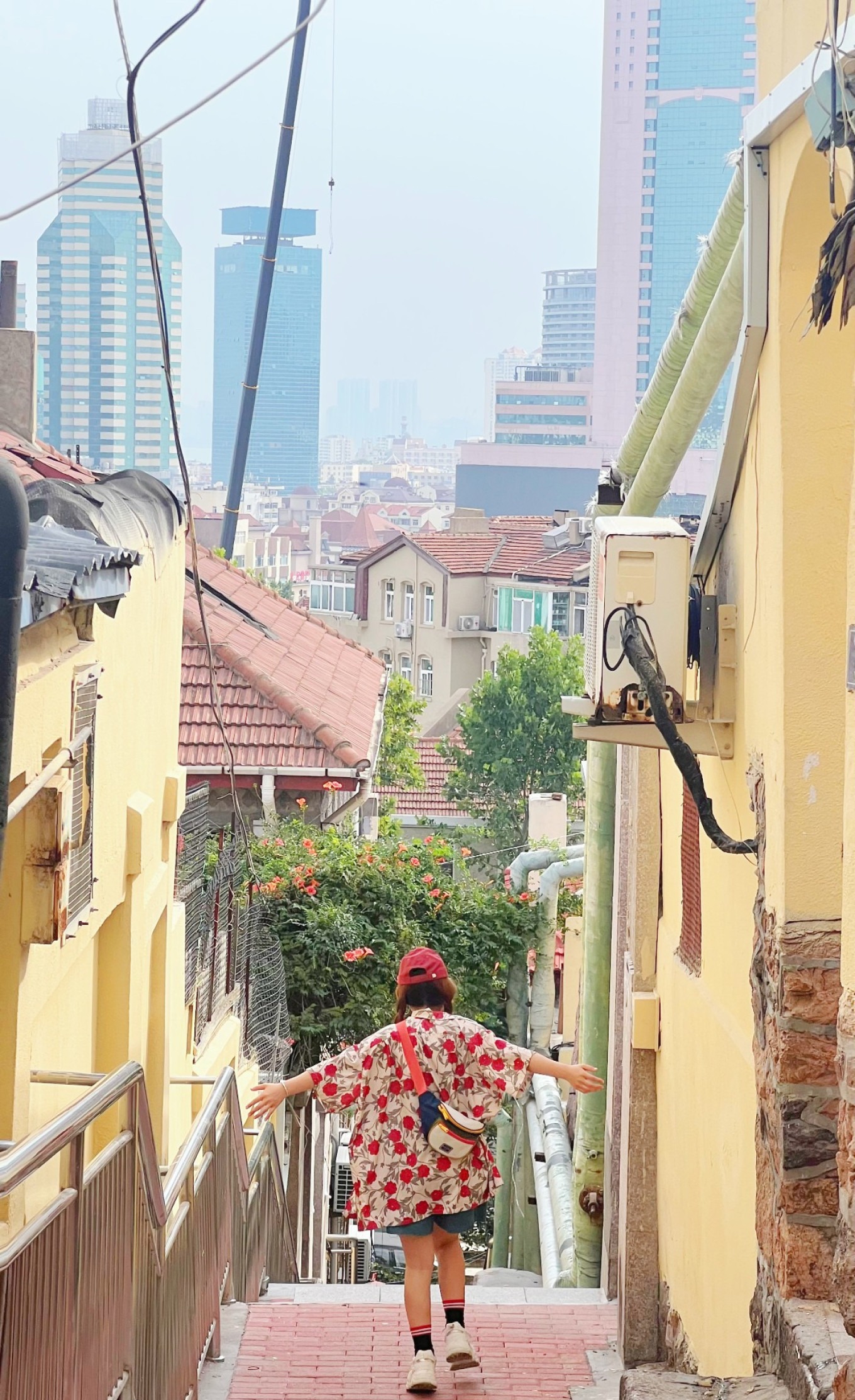 Another view of the residential street near Guanxiangshan