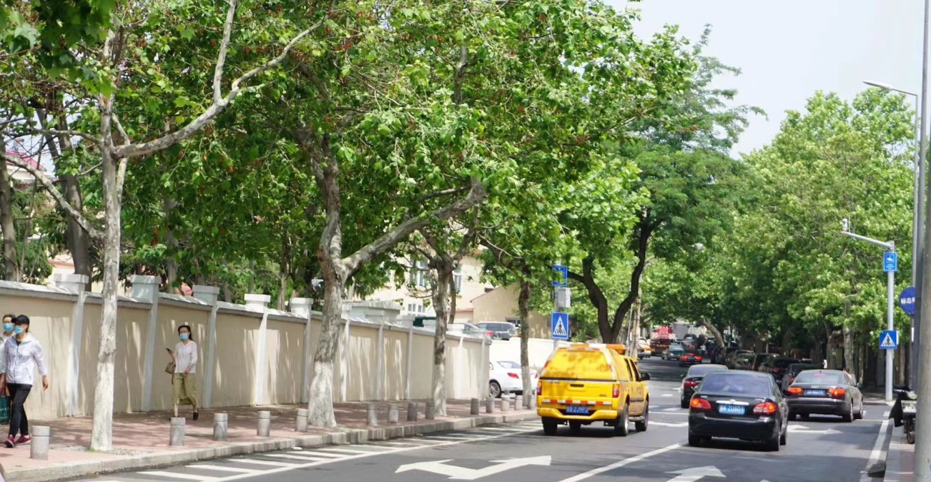 Colorful street art and cafes on Daxue Road