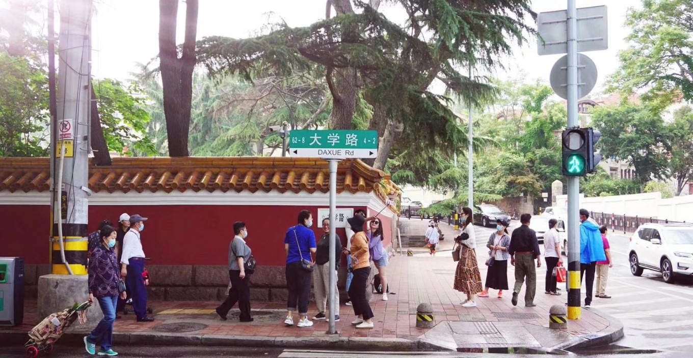 A cozy cafe entrance on Daxue Road