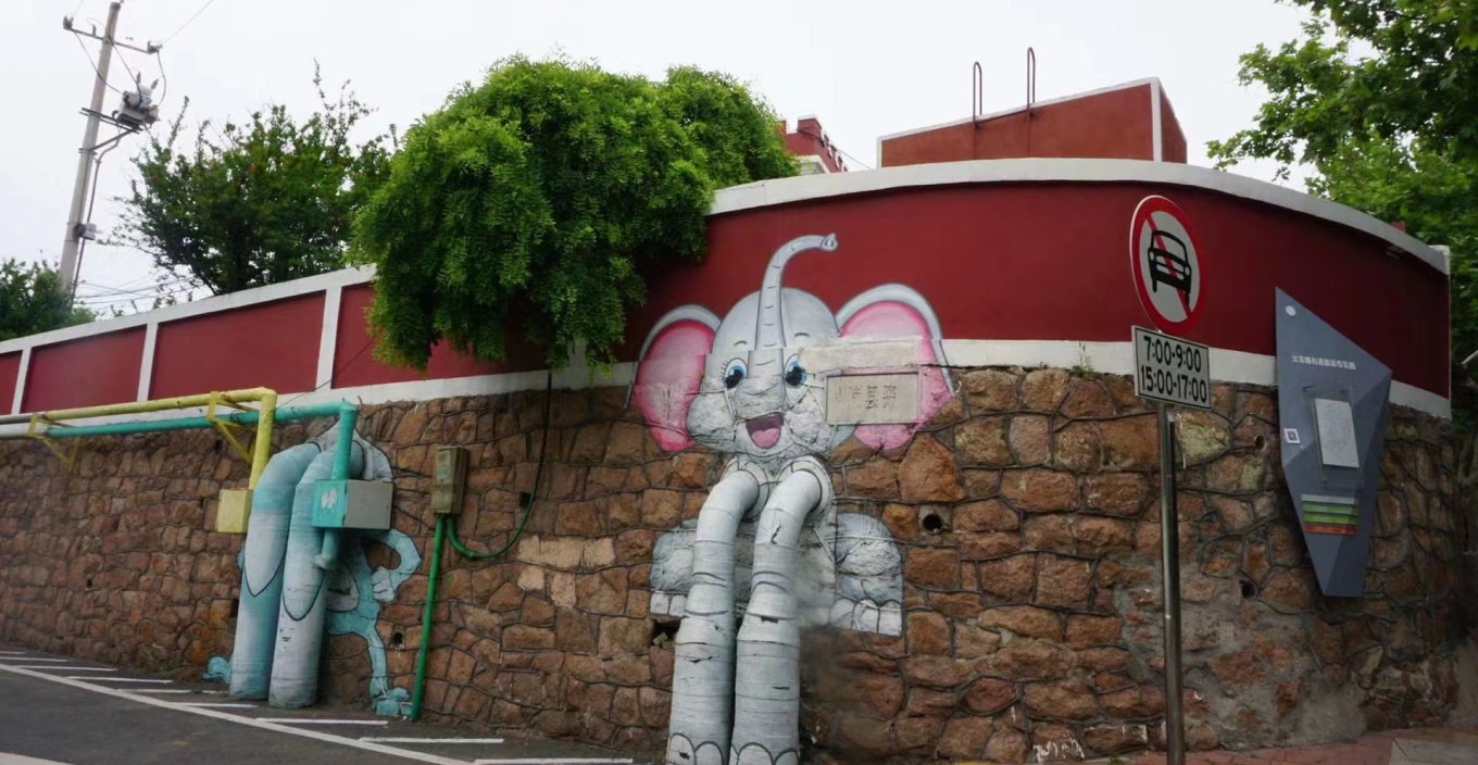 Street scene with art installations on Daxue Road