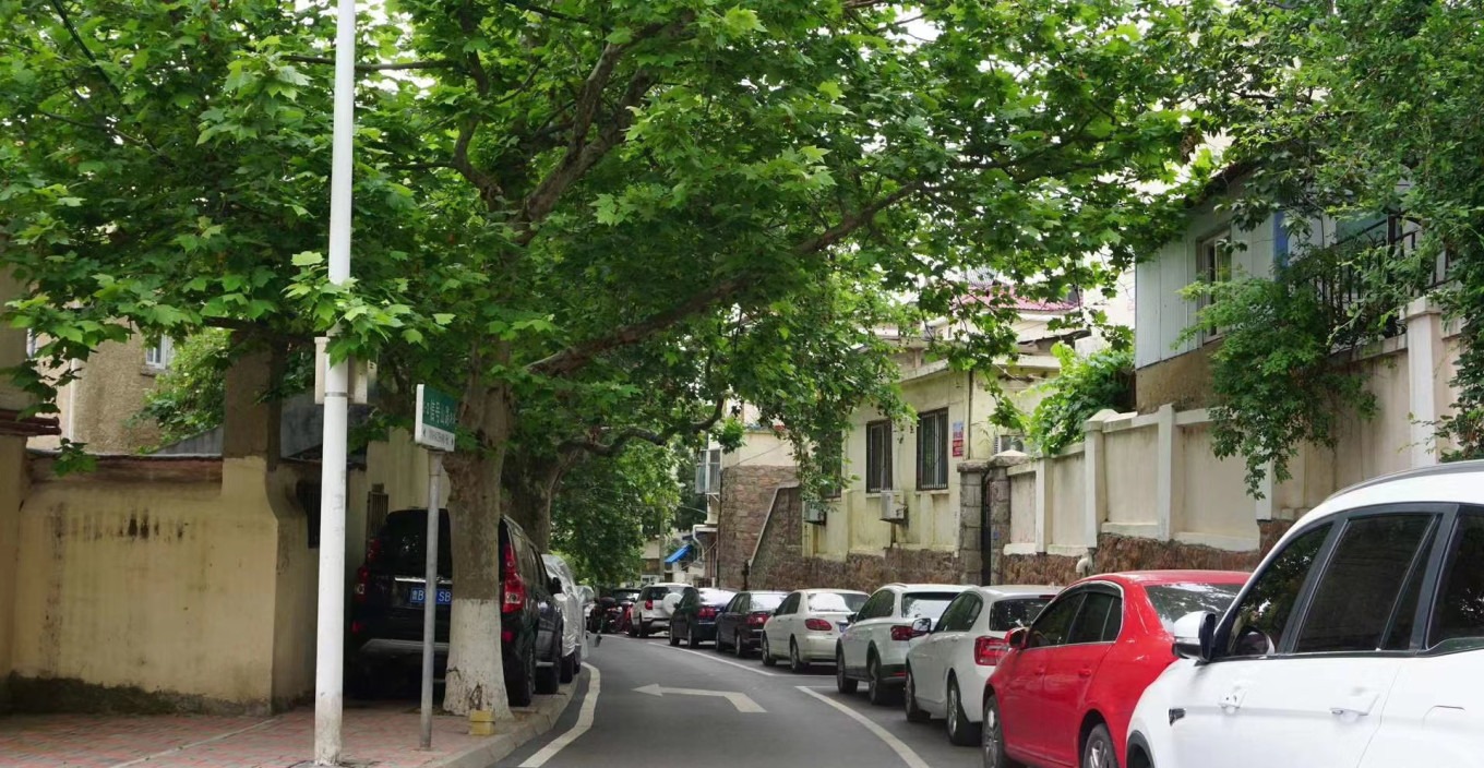 Cafe with outdoor seating on Daxue Road