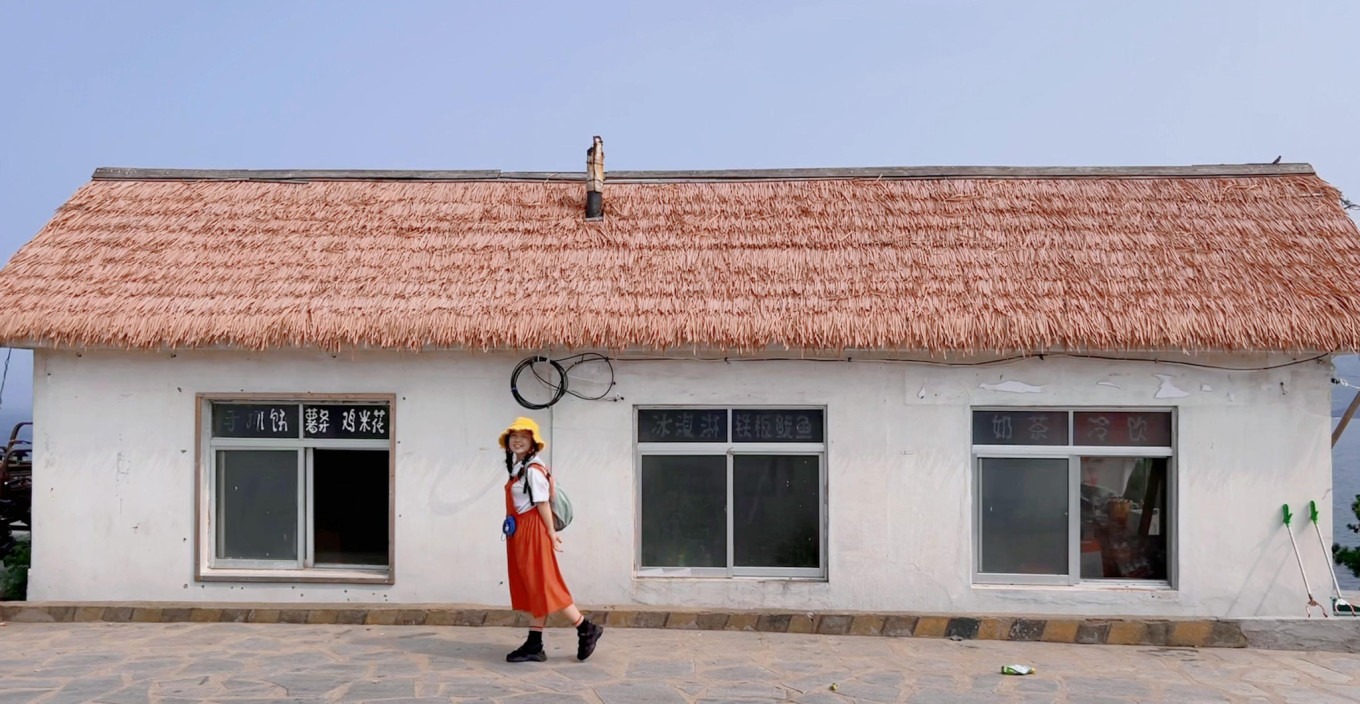 Thatched-roof convenience store exterior