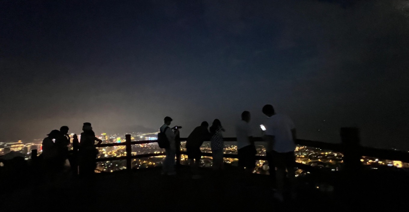 Hikers on Fushan trail