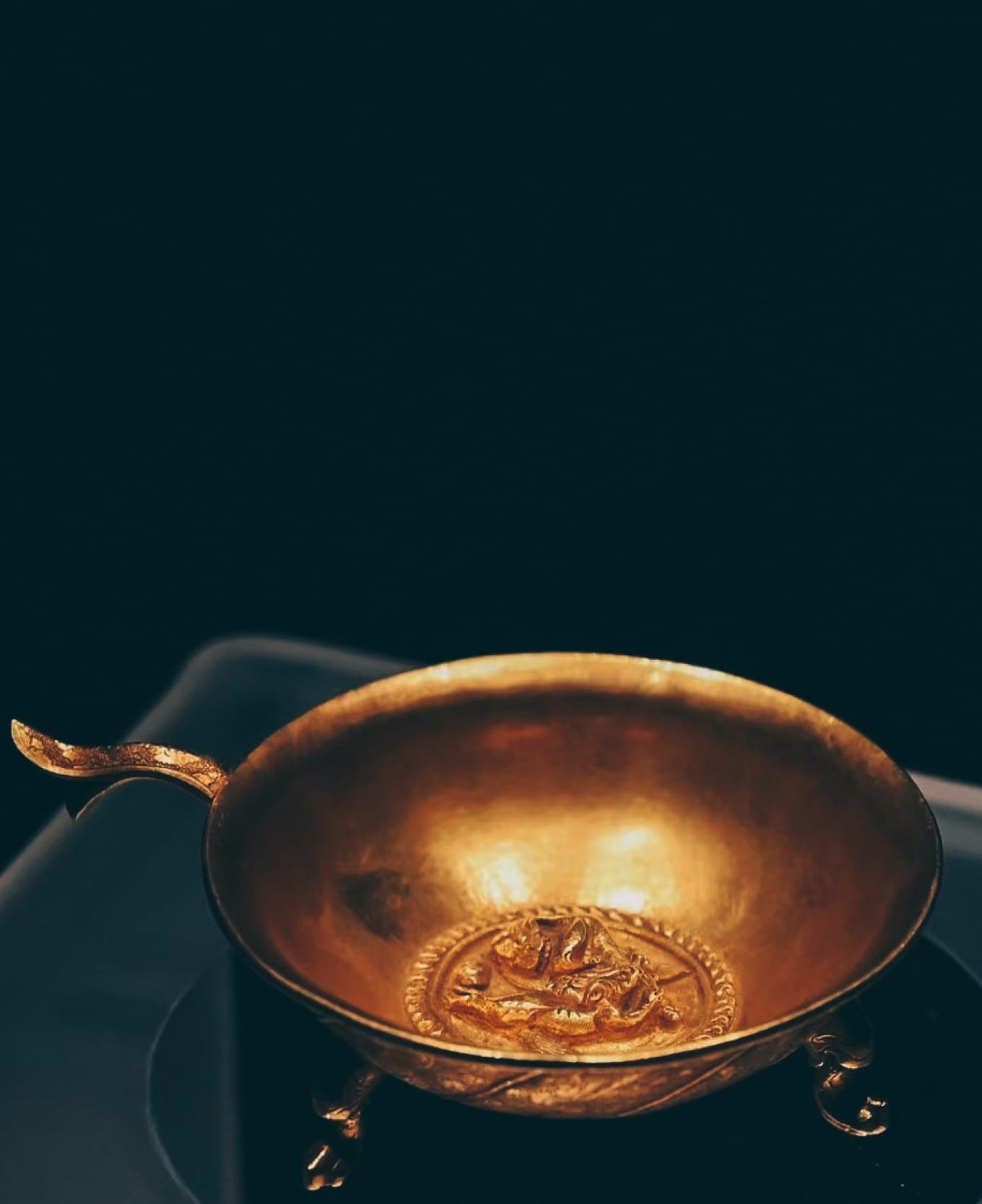 Tang dynasty gold vessel with double lion pattern