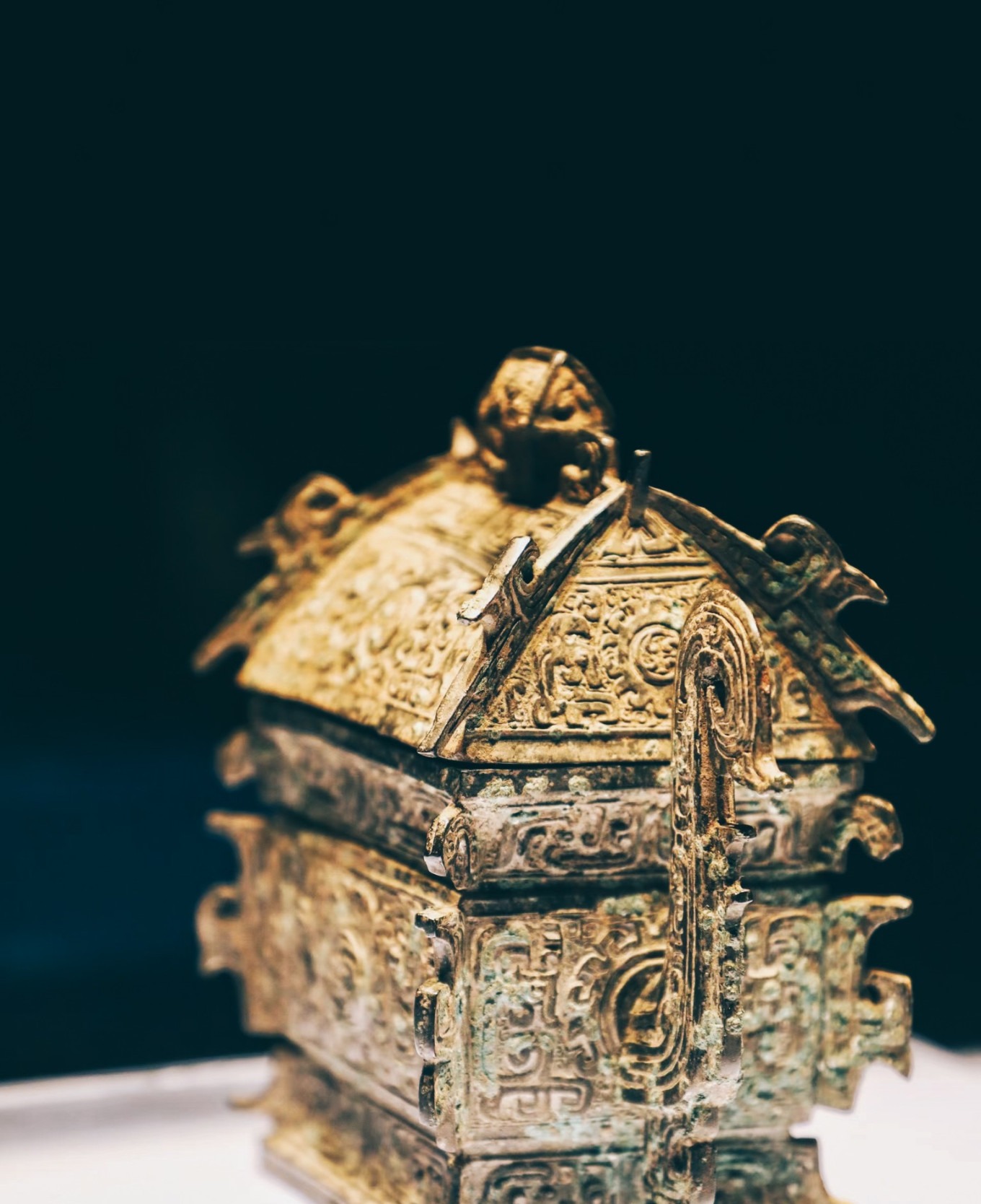 Western Zhou dynasty bronze ritual vessel Yi Fang Yi with elephant trunk handles