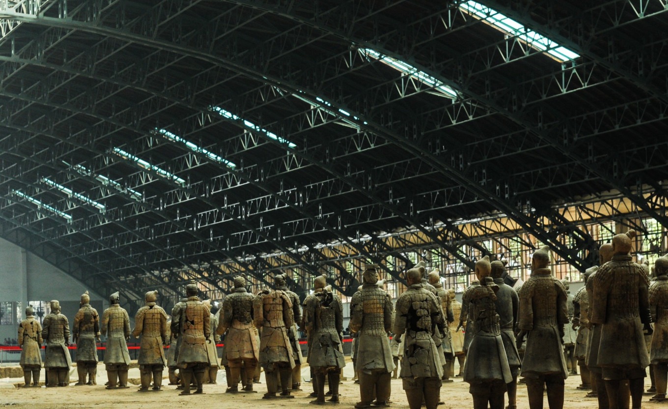 Panoramic view of Pit 1 with warriors in rows